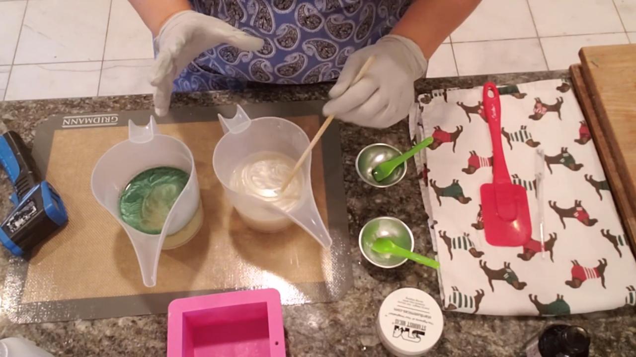 Mixing pearl mica into melted soap