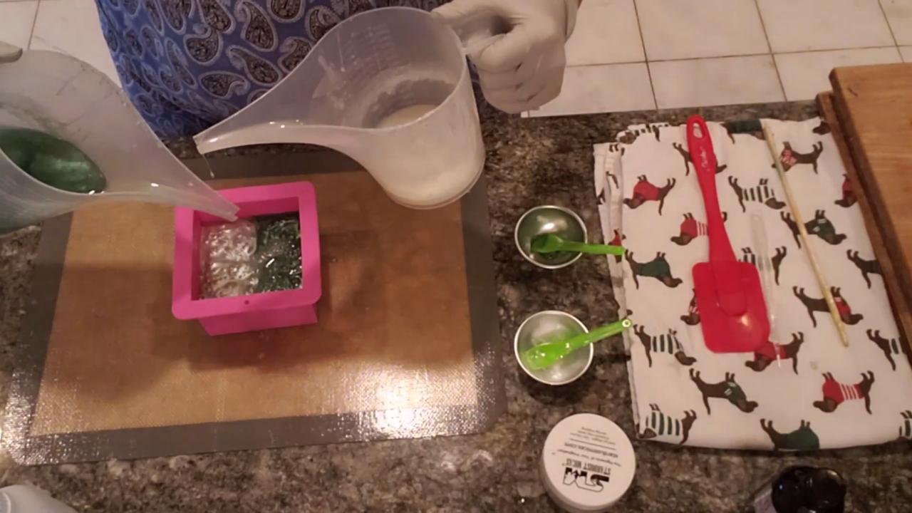 Alternating green and pearl pours in the mold