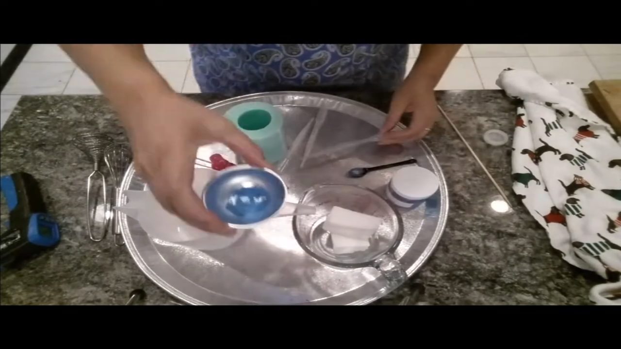 Mixing blue mica with a little distilled water