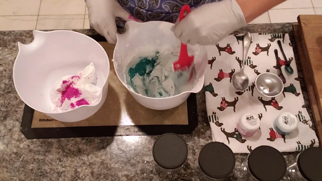 Folding green mica into whipped foaming bath butter