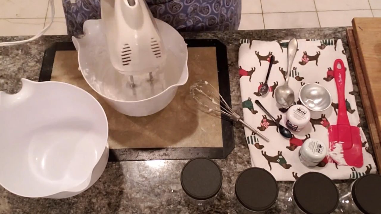 Whipping foaming bath butter with a hand mixer