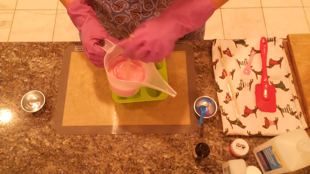 Stirring jojoba beads into thickened soap so they stay suspended