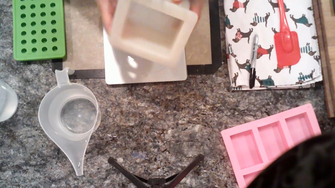 Labeling a soap mold with its capacity