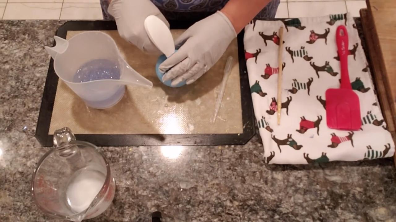 Closing the ball mold before pouring