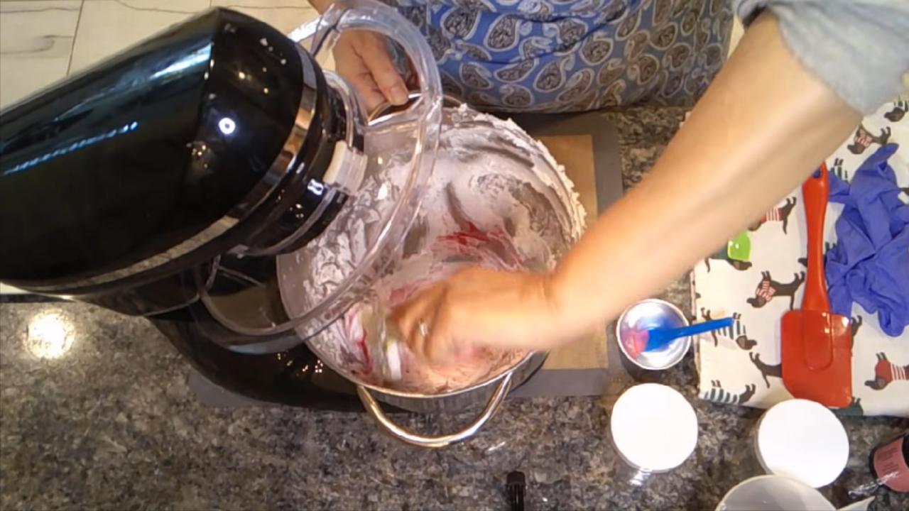 Folding red mica into half of the sugar scrub