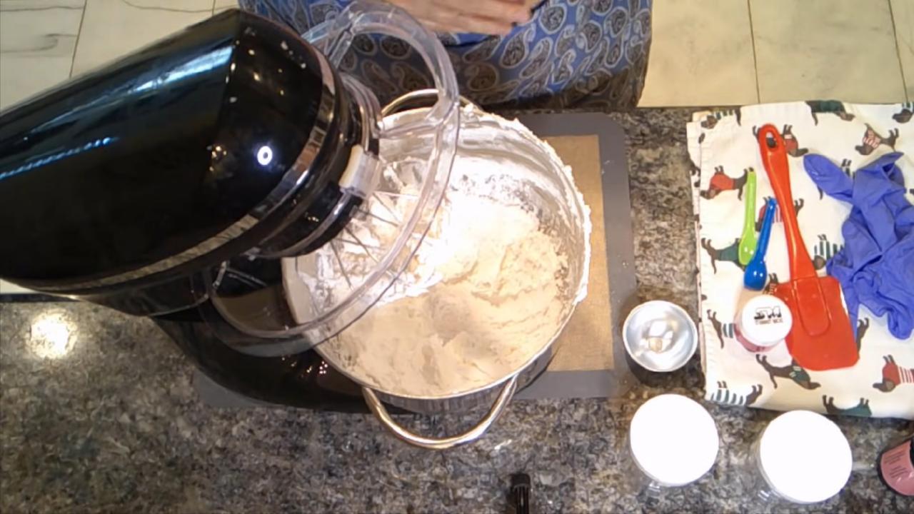 Adding sugar to the whipped base