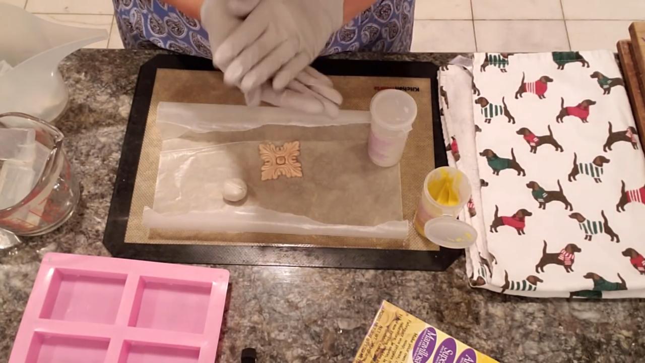 Mixing two-part mold putty