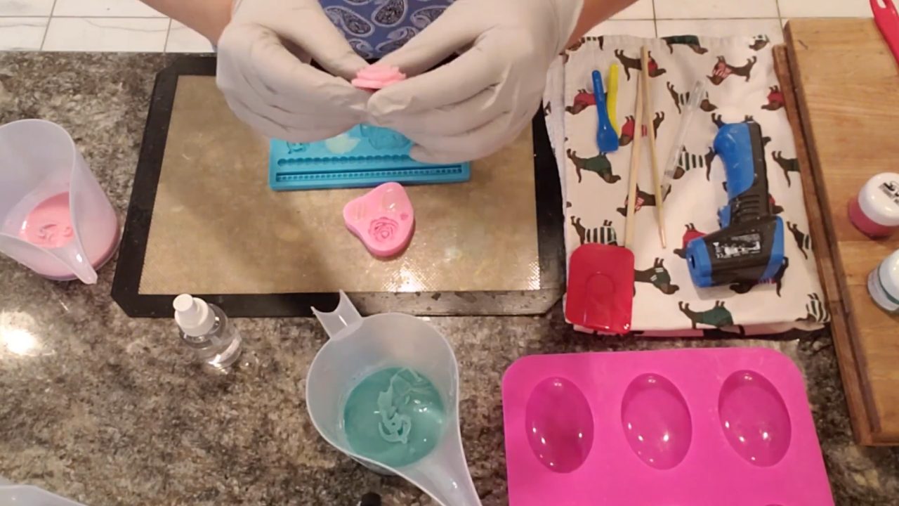 Unmolding a pink soap rose embed