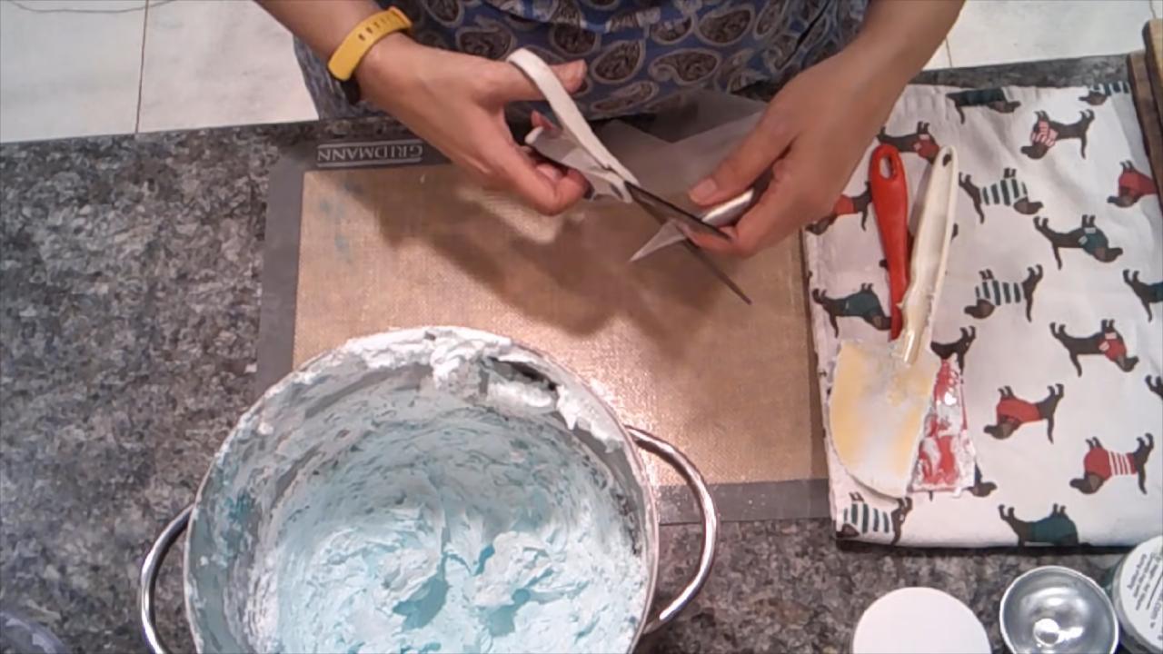 Cutting a piping bag for a 1M tip