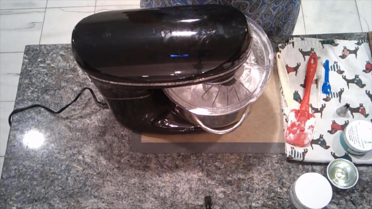 Whipping foaming bath butter in a stand mixer